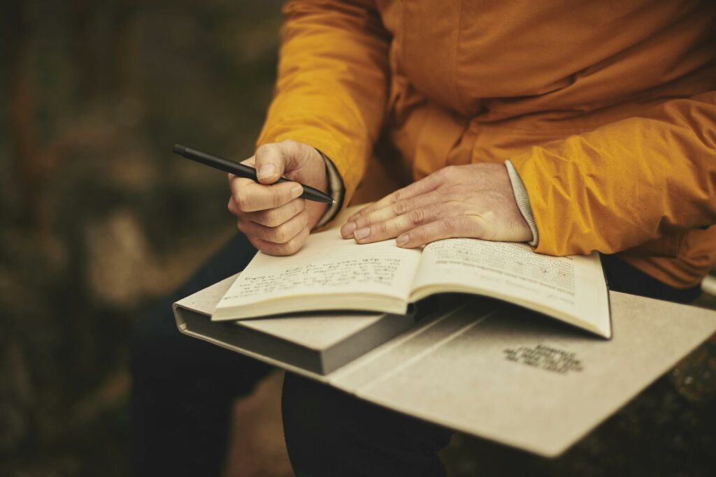 écriture thérapeutique et trauma - Image par Pexels de Pixabay - pexels-new-year-background-1850177_1920